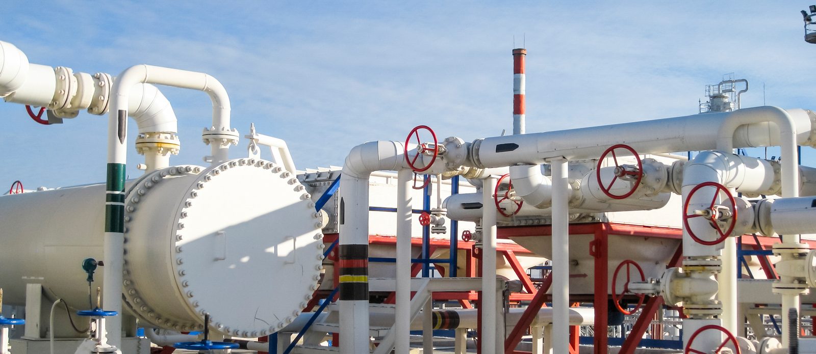 Pressure vessel and piping installation with valves