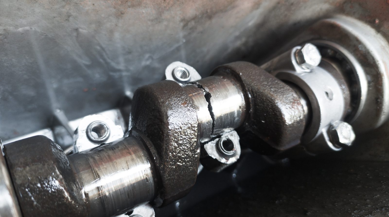 Cracked steel component - damage to a structural part